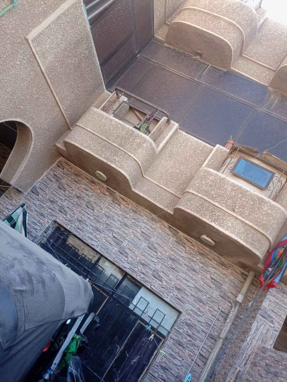 دار 200 متر طابقين مسلح قرب الكنيسه الأولى للبيع ستة غرف نوم وأربع حمامات غربي وشرقي هولين واستقبال كبيره وثلاث مطابخ وگراجين وثلاث مناور السعر 425 مليون وبيها مجال بسيط للشراي...الرجاء الرجاء لاتتصل اذا مو شراي فعلا ولاتعبني...نقالي بيه واتساب
***********
