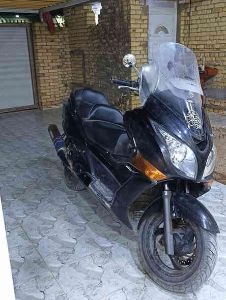 سلام عليكم 
للبيع 
دراجة سلفر وينغ GT محرك 400 cc
ميكنة مكفولة ما مفتوح برغي بيها 
اكزوزت رياضي ومبرمج طلقات 
اوفر مود 
بيها ملاحظات بسيطة 
الكفر نظافة 50% 
تجي وتفحص وبيك خير وتدلل 
كفالة فقط على المكينة من كلشي 
السعر مليونين و400 الف وبيها مجال 
العنوان الكوت 
بيها مكاتبة ومنفيس 
الرقم ***********
متواجد عالواتساب وأتصال
