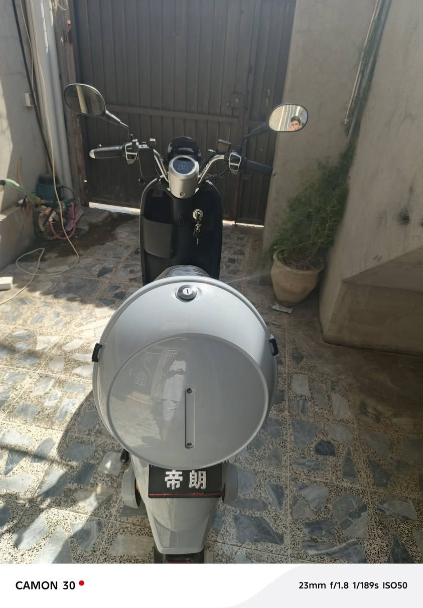 سلام عليكم عندي دراجه شحن لبيع  سعر 450 العنوان موصل جنب الايسر حي سومر اليريد يتوصل عل رقم ***********
