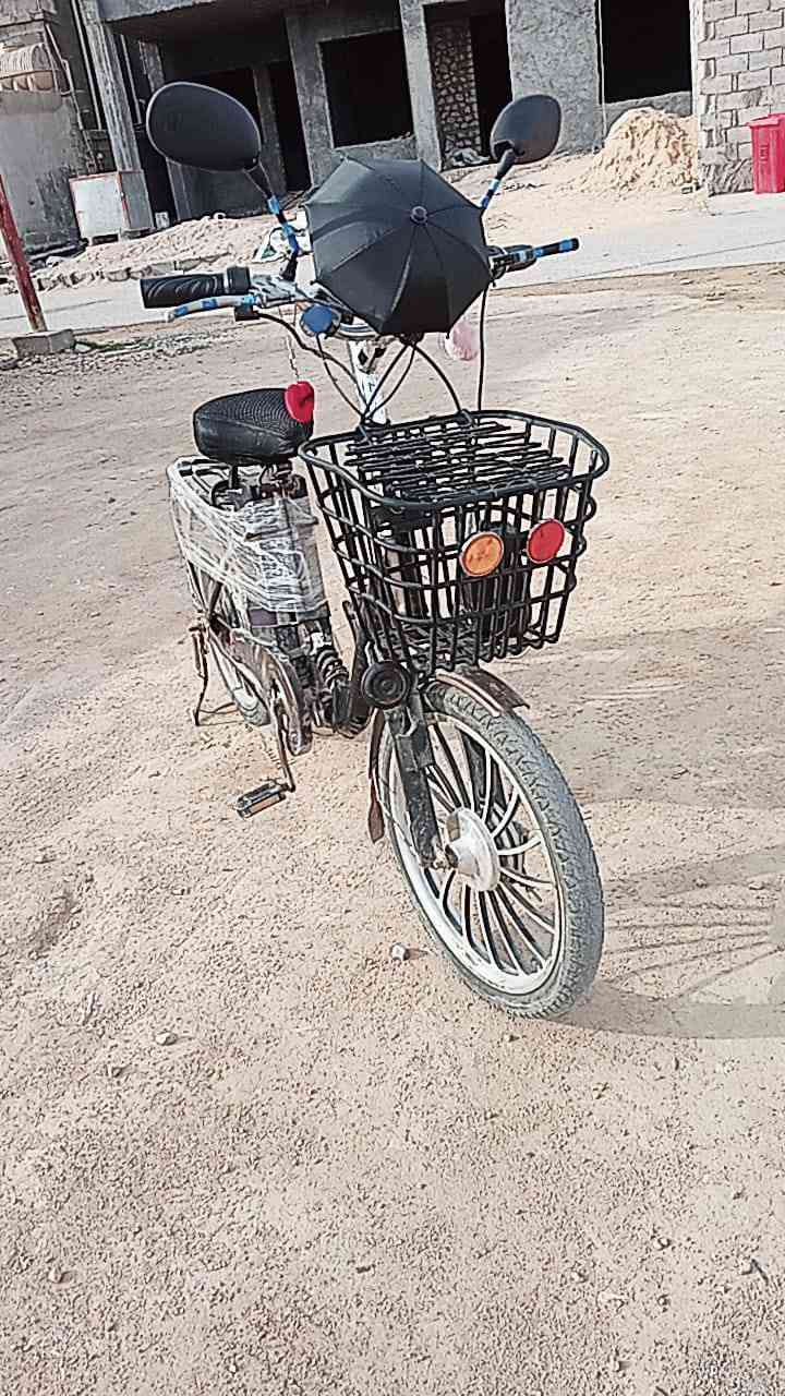 للبيع موطور شحن 3 بطاريات زينة كهربائياتة كلها شغالة نظيف تايرات زينة هورن لايت كلها شغالة ماتصرف عليه لو ربع سعر 200 وبي مجال الاستفسار ***********
