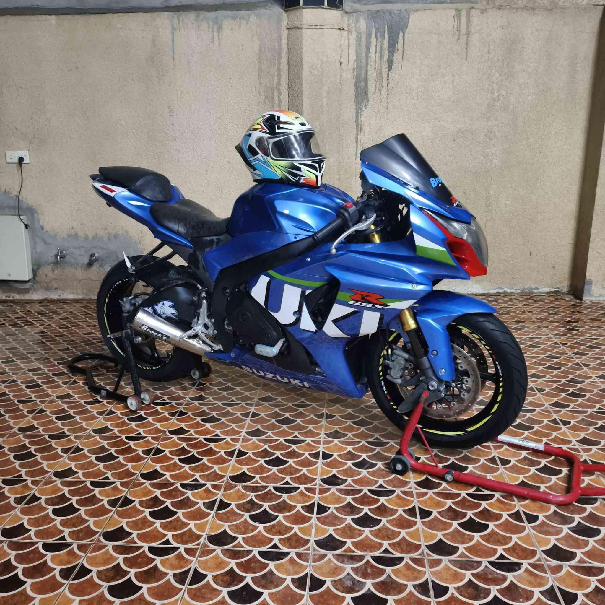 السـلام ؏ـليڪم ♥️👋🏻" 
سازوكي جكسر 2014  🏍
محرك 1000 يعني طلقه شرط  💨⚡️
عليها برمجه من خارج  سيرفز ضمان 💨⚡️
+ هدرز تيتانيوم بروكس اصلي .🔈
كير مكينة مكفولات كهربائيات ✅
اوراق  كمركها مدفوع 
مكان #الدجيل 
السعر 48 بسيط حك جيه فقط شراي مارجعه  💵
☎️***********
مو شراي تعليق حلو مثلك
