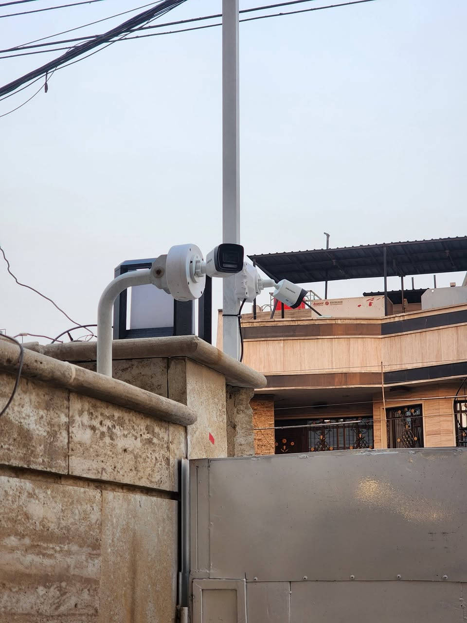 جزء من عمل كادرنا المتميز 
تم تامين مبنى شركه في منطقة المنصور 
بعدد 18 كامرة ip hikvision 
بدقة 6mp و 4mp 
ليلي نهاري ملون مع صوت 
مع الاخذ بعين الاعتبار اقطار العدسات المناسبه لمواقع الكاميرات 
مع موقعين للتحكم والمشاهدة 
............
تنصيب وصيانة كامرات المراقبه 
شبكات الانترنيت الداخليه 
ستلايت مركزي 
اقفال سمارات 
بدالات اتصال داخلي 
***********
