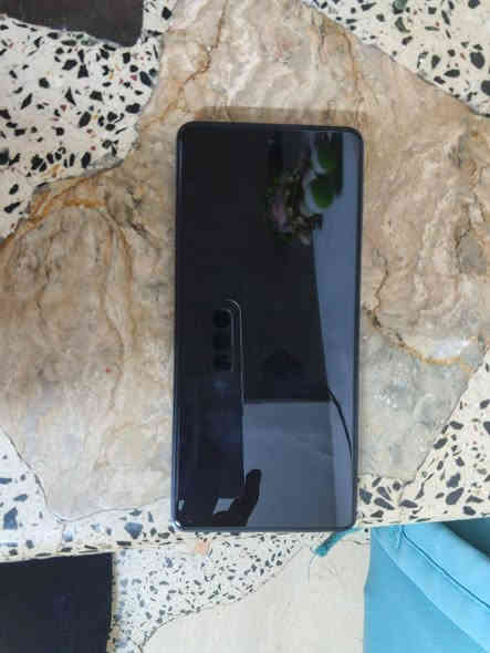 تليفون تكنو بافا 6 برو 5g ذاكره 265  بطارية 500 صالي شهر من مشتري ومحتاج فلوسه وراح ابيعه جهاز مال العاب يشغل 90 فريم بوبجي ويا كفر وكارتونه مالته سعره 250 وبي مجال بسيط حك الجيه ***********
