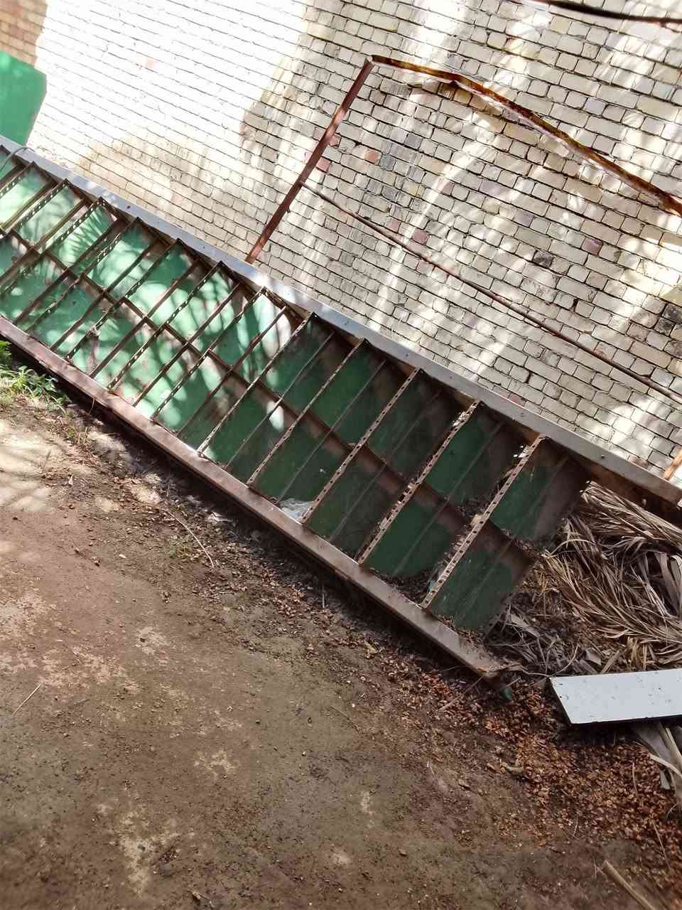 درج حديد شغل ثقيل 
السعر 125, الف  مكان شار فلسطين
***********
