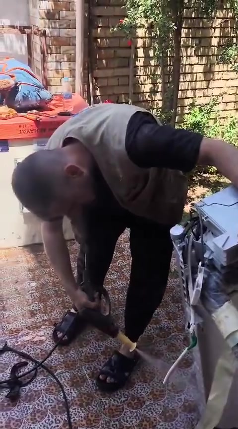 جانب من اعمالنا اليوم 

١ـ فتح وادامة سبالت عدد ٤ في الحصوة حي الشهداء للأخ فؤاد العبيدي 
توسوت جداري ٢ طن غاز ٤١٠ عدد ٣
توسوت كنتوري ٣ طن غاز ٤١٠ عدد ١

٢ـ فتح واعادة تنصيب سبالت عدد ٢ للاخ في حي العسكرىينMohamed Tayh 
سبلت جداري ٢ طن غاز ٤١٠ نوع توسوت
سبلت جداري ٢ طن غاز ٢٢ نوع دنكا

٣ـ تنصيب سبلت جداري 2 طن غاز ٤١٠ نوع اوكس في الاسكندريه للأخ Hussein AL-Anbary 

ورشه سيف حكيم لصيانه وتنصيب وأدامة كافه اجهزة التبريد 
***********
***********
