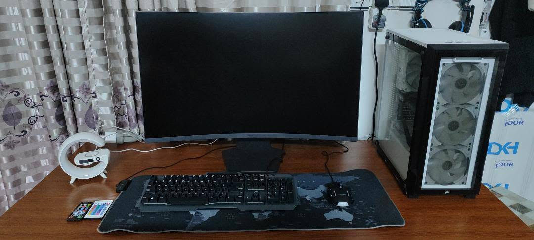 سلام عليكم pc كيمنك للبيع كيس+ كيبورد+ماوس+ماوس باد+شاشة مونتيرLG حجم32+جويستك سوني4
Case
CORSAIR iCUE 220T RGB Tempered Glass Mid-Tower Smart Case – White
كيس CORSAIR iCUE 220T RGB أبيض مع واجهة زجاج مقوّى وإضاءة RGB.
Motherboard
ASUS Prime B760M-K (LGA1700, DDR5, PCIe 4.0)
لوحة أم ASUS Prime B760M-K تدعم معالجات إنتل جيل 12/13/14، وذاكرة DDR5 وPCIe 4.0.
Processor (CPU)
Intel Core i5-14400F – 10 Cores / 16 Threads, Up to 4.7GHz
معالج إنتل Core i5-14400F الجيل الرابع عشر، 10 أنوية و16 خيط معالجة بسرعة تصل إلى 4.7GHz.
Memory (RAM)
TEAMGROUP T-FORCE DELTA RGB White 16GB (2×8GB) DDR5 6000MHz
رام TEAMGROUP T-FORCE DELTA RGB باللون الأبيض، سعة 16GB (2×8GB) وتردد 6000MHz DDR5.
Storage
Western Digital WD Blue SN5000 1TB NVMe PCIe Gen4 SSD
وحدة تخزين SSD NVMe من ويسترن ديجيتال بسعة 1 تيرابايت وسرعات عالية عبر PCIe Gen4.
Graphics Card (GPU)
ASUS Dual GeForce RTX 5060 OC 8GB GDDR7
كرت شاشة ASUS Dual RTX 5060 OC بذاكرة 8GB GDDR7، مناسب لألعاب 1080p و1440p بإعدادات عالية.
Power Supply
XIGMATEK Hydra M 650W 80+ Bronze Full Modular
مزود طاقة XIGMATEK Hydra M بقدرة 650 واط، Full Modular وشهادة كفاءة 80+ Bronze.
Monitor
LG UltraGear 32GS60QC-B 32" QHD Curved Gaming Monitor
شاشة LG UltraGear منحنية قياس 32 إنج، دقة 2560×1440 (2K QHD)، معدل تحديث 180Hz، وزمن استجابة 1ms مع AMD FreeSync.
Keyboard
GALAX STEALTH ST1-03 Mechanical Gaming Keyboard (Blue Switch)
كيبورد ميكانيكي GALAX STEALTH ST1-03 بسويتشات زرقاء (Blue Switch).
Mouse
Meetion G3330 Professional Gaming Mouse – 8000 DPI
ماوس ألعاب احترافي Meetion G3330 بدقة تصل إلى 8000 DPI مع إضاءة RGB.
..
..
العنوان موصل الأغراض كلها كارتينها موجودة ووصل الشراء موجود


**إذا كنت صاحب هذا الإعلان وتريد حذفه لأي سبب، رجاءا أرسل رسالة إلى الدعم الفني**