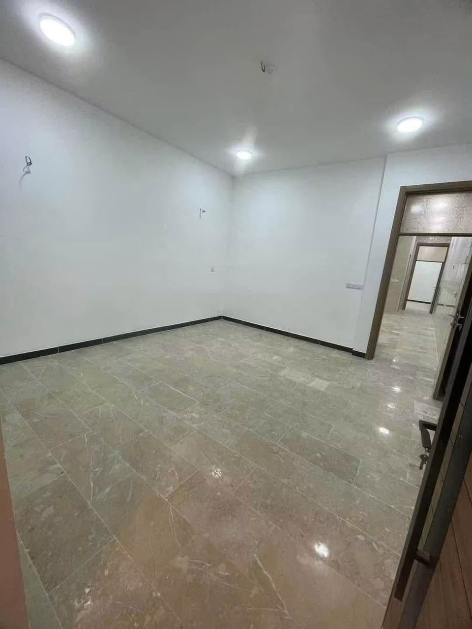 #للايجار في منطقة السيدية 

بيت سكني جديد ونظيف جداً، جاهز للسكن، يتميز بموقع هادئ ومناسب للعوائل.

المساحة: 100 متر

🔹 يحتوي على:

* 4 غرف نوم

* صالة

* مطبخ

* خدمات عدد 3

💰 الإيجار: مليون ونص 

📞 للاستفسار:***********
