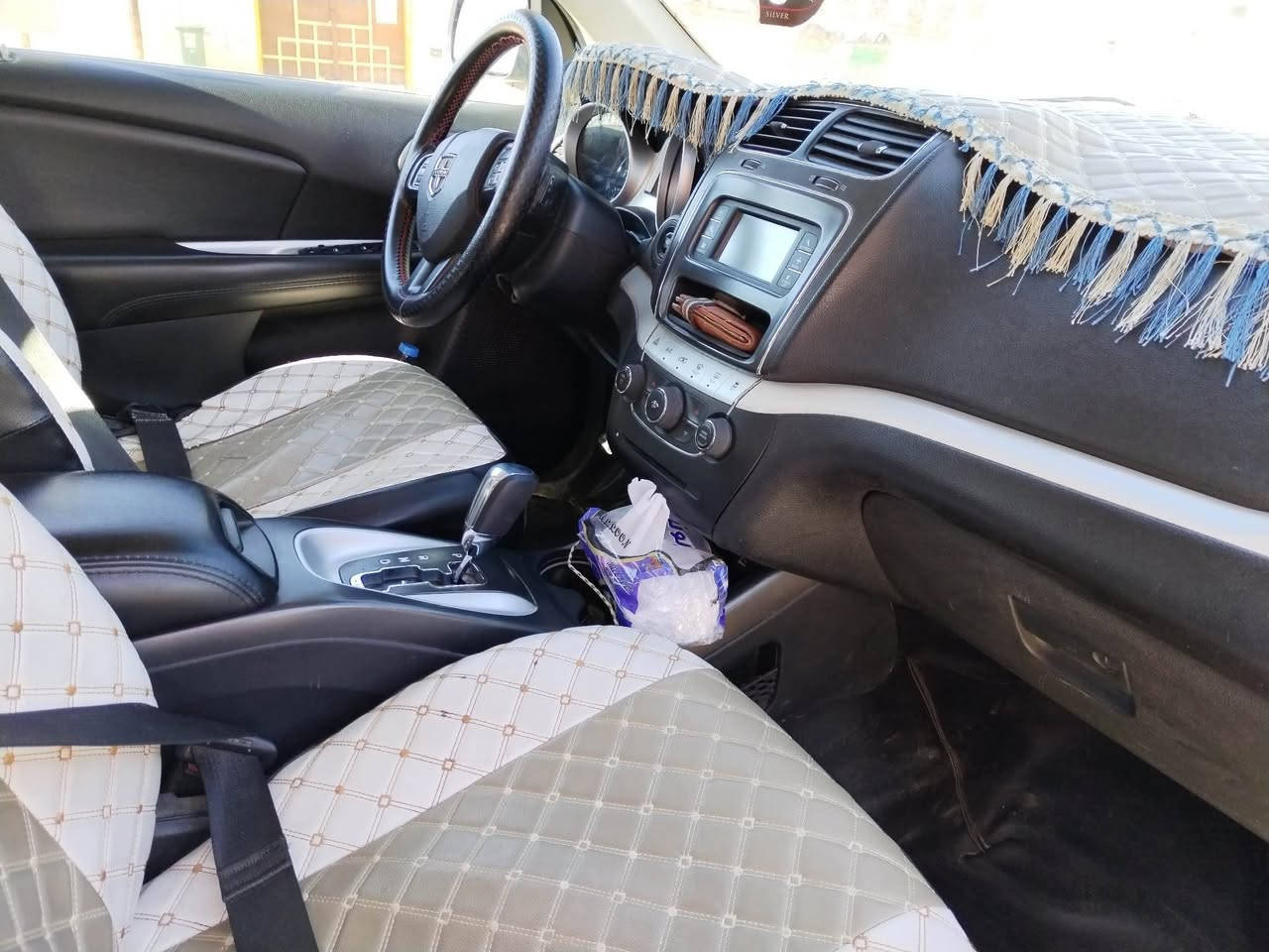 دوج جورني 2019 نص فول مواصفااات رقم دهوك
بصمه تشغيل 
بصمه ابواب 
٧ راكب 
محرك 2400
تبريد امامي فقط
شاشه صغيرة + كاميرا
حساسات
كير محرك شرط
اتصال على الرقم 
***********
***********
