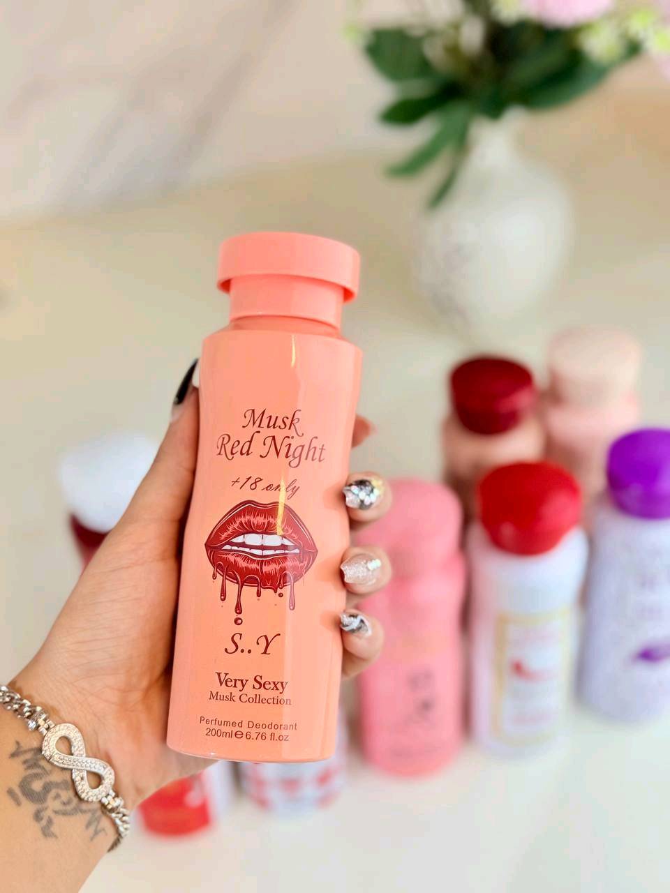 مجموعة من البخاخات المعطرة للنساء من مجموعة "موسك فري سكسي". تتميز بروائحها الجذابة والمغرية التي تضيف لمسة من الأناقة والإثارة. مثالية للاستخدام اليومي أو في المناسبات الخاصة. كل عبوة تحتوي على 200 مل من الرائحة الفواحة والناعمة التي تدوم طويلاً.