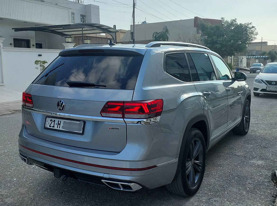 ((سعر مناسب جدا + فول مواصفات + كلين)) 
للبيع سيارة فولكسفاكن اطلس موديل ٢٠٢٢ فول مواصفات ١/١ SEL R LINE لون سلفر كلين السيارة بدون صبغ او تبديل او تعديل عدا PDR على كد ٣ اصابع و ما يبين كير و محرك مكفول و ما مفتوح شرط سيارة ماشية ٥٥ الف ميل او ٩٢ الف كيلو متر سيارة جاهزة سنوية جديد رقم جديد زينكة مدفوع يعني سيارة ربع دينار مصرف مابي شرط التحويل و الوكالة 
اعلی المواصفات  atlas 1/1 :
لايتات أمامية و خلفية LED + زينون + AUTO + لايتات متحركة مع ستيرن 
دعاميات و كت بلادي R LINE رياضي 
ويل حجم كبير اسود مال R LINE 21 انج بلادي 
دبل اكزوز 
هوك لسحب سيارة بلادي 
سقف بانوراما
داخل ١٠ ألوان 
بصمة تشغيل ٤ أبواب وصندوق بصمة
تشغيل عن بعد (Remote Start)
صندوق شفط كهربائي
نظام قيادة ذاتية / ٣٦٠ درجة رادار
رادار أمامي
 (تحديد مسار)
رادار جانبي (نقاط عمياء)
رادار خلفي (تحذير من الاصطدام)
كاميرات محيطية 360°
فورويل ٤×٤
صندوق شفط + كهرباء + يفتح بتمرير الرجل 
سستم سماعات FENDER
بردات خلفية بلادية 
٣ مقاعد ٦ راكب كشنات VIP 
٣ قطع تبريد و يمكن تحكم بيه من الخلف 
شاشة إلكترونية(ديجتال) + شاشة كبير و كامرة دوارة ٣٦٠ درجة
كشنات جلد + كشنات أمامية كهرباء + كشنات خزن ٣ وضعيات + كشنات تدفئة و ستيرن تدفئة 
داخل لونين اسود + قهوائي + كاربون فايبر 
داخل كامل اضوية LED و يمكن تحكم بيه من الشاشة 
تحكم وضعيات القيادة Drive Modes (NORMAL +ECO +SPORT +COSTM ) 
و بيها وضعيات ثلوج و طين و شارع ٥ وضعيات 
تبريد مركزي لمس
هاند بريك بصمة
Android Auto 
Apple Car Play 
مانع انزلاق+ABS
محرك ٦ سلندر ٣.٦ بدون تيربو مرغوب 
شاشة كبيرة لمس
حساسات خلفية + امامية 
تحكمات استيرن فول + تحديد سرعة 
اوتو ستارت Auto start 
اوتو ستوب Auto Stop 
شحن واير ليس 
كل اماكن مختوم R LINE 
و بعد مواصفات هواية مكان سيارة كركوك سعر ٢٦٥ و بي مجال بسيط جدا رقم موبايل *********** كركوك, العراق
