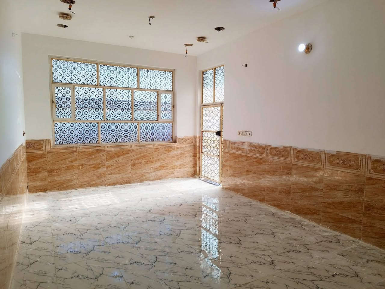 الديوانية / #التقية_الثالثة
خلف الفوج التكتيكي

📐 المساحة: 200 متر
🏗️ نوع السند: طابو زراعي سند 25 (بيه معاملة تطويب)
🏗️ نوع البناء: طابق واحد + بيتونة كبيرة في الطابق الثاني – كونكريت مسلح

🔹 تفاصيل البيت:
غرفتان نوم:  الأولى بمساحة 6×4 - الثانية بمساحة 5×4 - صالة رئيسية بمساحة 7×4 - استقبال واسع بمساحة 8×4 - مطبخ بمساحة 4×4 - ممرات عدد (3) - مجاميع صحية (داخلية وخارجية) - طارمة كبيرة

في الطابق الثاني: بيتونة كبيرة + سطح بمساحة 180 متر
💡 الخدمات: المنطقة مخدومة بالكامل وقريبة من الشارع العام

#السعر خاص
للاستفسار اكثر 
#واتساب_اتصال_***********

ــــــــــــــــــــــــــــــــــــــــــــــــــــــــــــــــــــــــــــ
