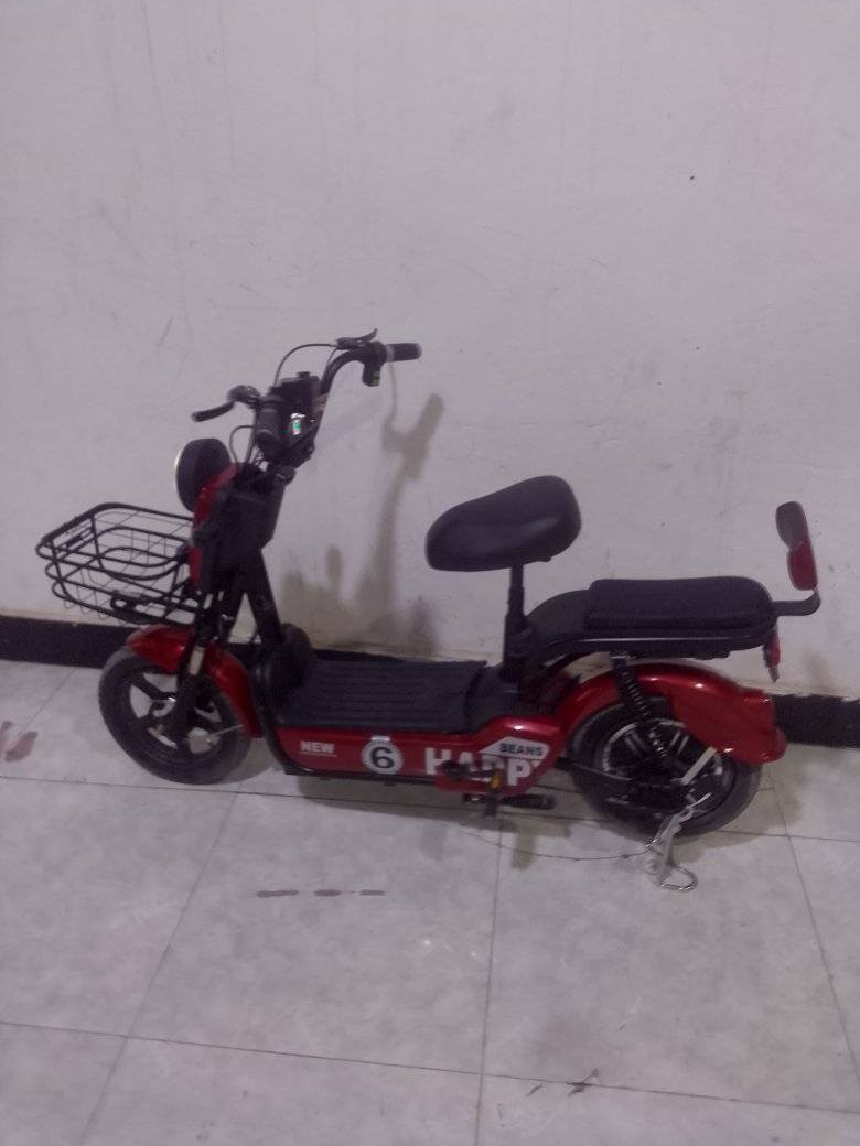 سلام عليكم 
دراجه للبيع 
جديده ما ما شيه دراجه بعده بل جيس
نضافه 99/100
حجم 14 
بيه بصمه 2 + 4 سويج
4 نمر دراجه 
سعر 350 وبيه مجال للطيبين 
الرقم ***********
العنوان البصره شط العرب الجزيره
