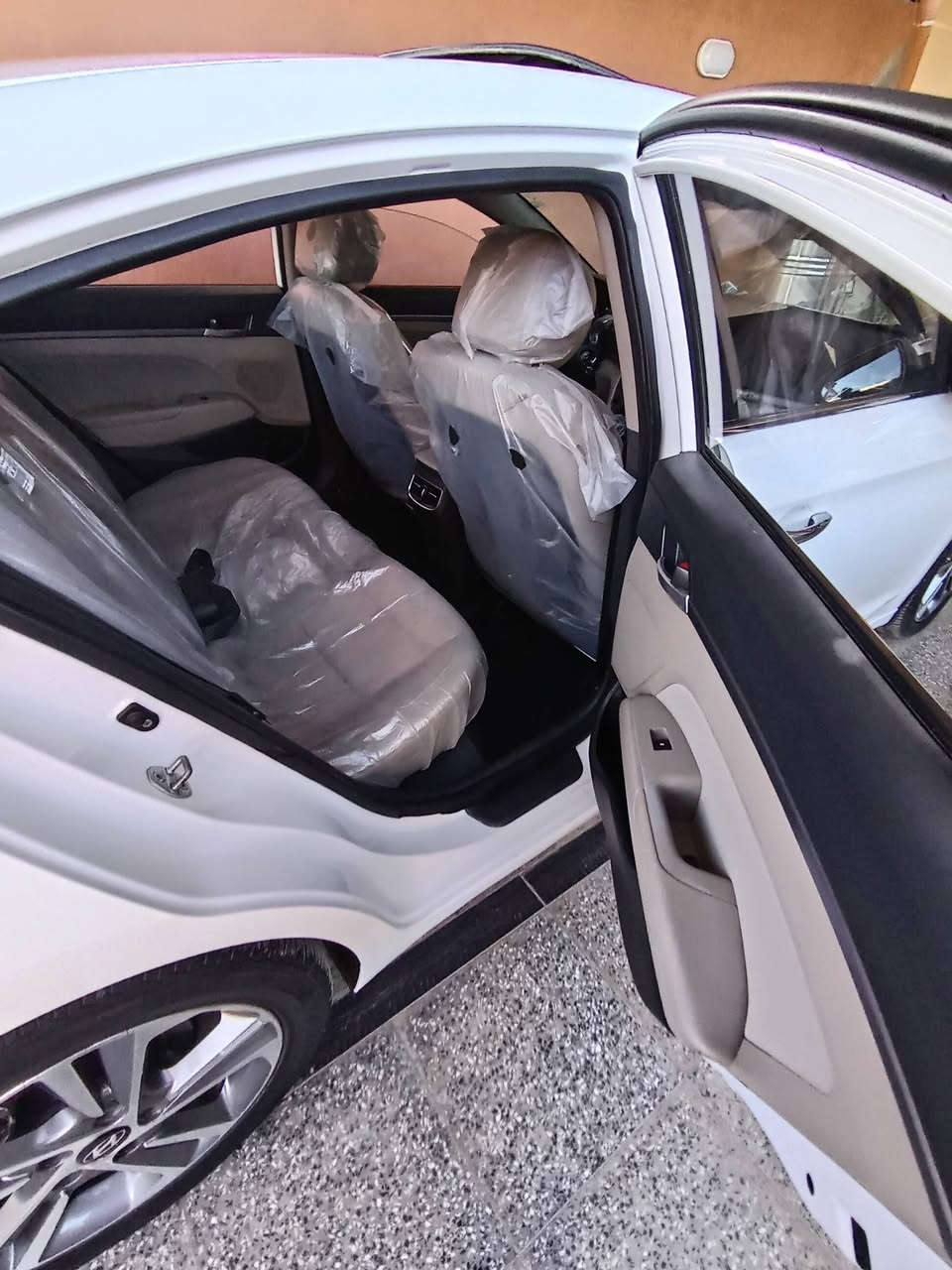 السلام عليكم
النترا موديل 2017 خليجي فول عدا البصمة
ماشية ٦٥ الف سيارة جديدة بل عافيه عل الياخذها
مكينة 2000 دوش تبريد قطعتين مكاني بغداد الجزيرة السياحية ***********
السعر ١٤٧ بيها مجال بسيط
