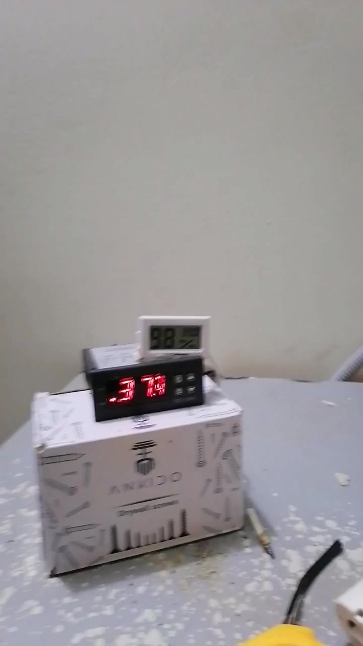 فقاسه من كشر ثلاجه تاخذ اكثر من 200 بيضه توصل لل 300 بيضه سعرها 100 مع المجال البسيط سماوه حي العسكري ***********
