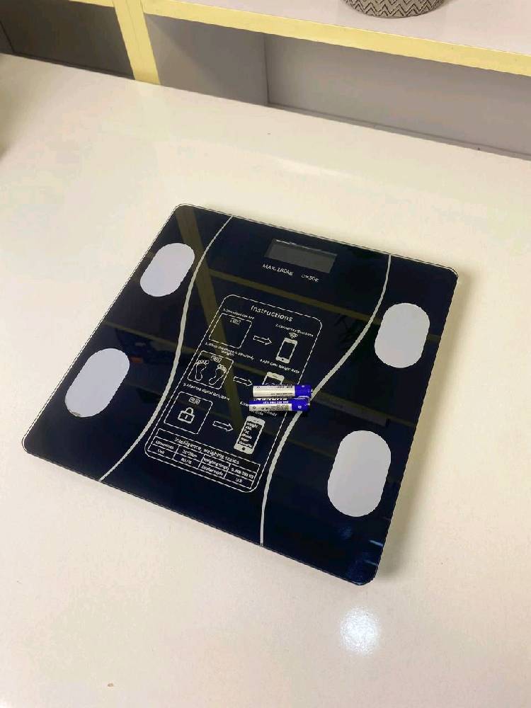 ميزان وزن ذكي إلكتروني مصمم ليوفر لك تجربة دقيقة وعملية في متابعة صحتك ولياقتك البدنية. يتميز بسطح زجاجي أنيق وعصري مصنوع من زجاج مقوّى عالي الجودة، مع شاشة رقمية واضحة وسهلة القراءة تعرض النتائج بدقة. يعتمد الميزان على حساسات قياس متطورة تُمكّنه من قياس وزن الجسم ونسبة الدهون ومؤشرات جسمية أخرى بدقة عالية، مما يساعدك على مراقبة تطور حالتك الصحية بشكل مستمر. يدعم الميزان الاتصال بجميع الأجهزة الذكية من خلال تقنية البلوتوث، حيث يمكن ربطه بسهولة بتطبيق مخصص يعرض البيانات ويخزنها ويحللها بطريقة منظمة وواضحة. يتحمل الميزان وزنًا يصل إلى 180 كغم، مما يجعله مناسبًا لمختلف المستخدمين. يتميز بسهولة الاستخدام، ودقة النتائج، وتصميمه العملي الذي يناسب الاستخدام المنزلي اليومي، ليكون خيارًا مثاليًا لكل من يهتم بصحته ويتابع وزنه ونمط حياته بشكل ذكي وحديث.