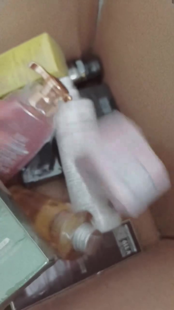 بنات كارتونه مليانه منتجات كوري كلشي بيها مكيف وسيرومات مغذيات مرطبات كريمات تجاعيد حتى رجالي بيها كلها كامله بنات ومدتهم كله نهاية ٢٠٢٧ يعني سنتين سبب البيع وبهذا السعر سديت المشروع بنات تكدرن تفتحن مشروعه بيهن اقل الالفين القطعه عليج وتكدرين تستخدميهم للبيت انتي القطعه الوحده بذاك الحساب هذا كارتونه مليانه منتجات عنايه ونظاره وب٣٠ فقط فقط وجدا جابن نتيجه واخوذوا منهم مجربات بنات


**إذا كنت صاحب هذا الإعلان وتريد حذفه لأي سبب، رجاءا أرسل رسالة إلى الدعم الفني**