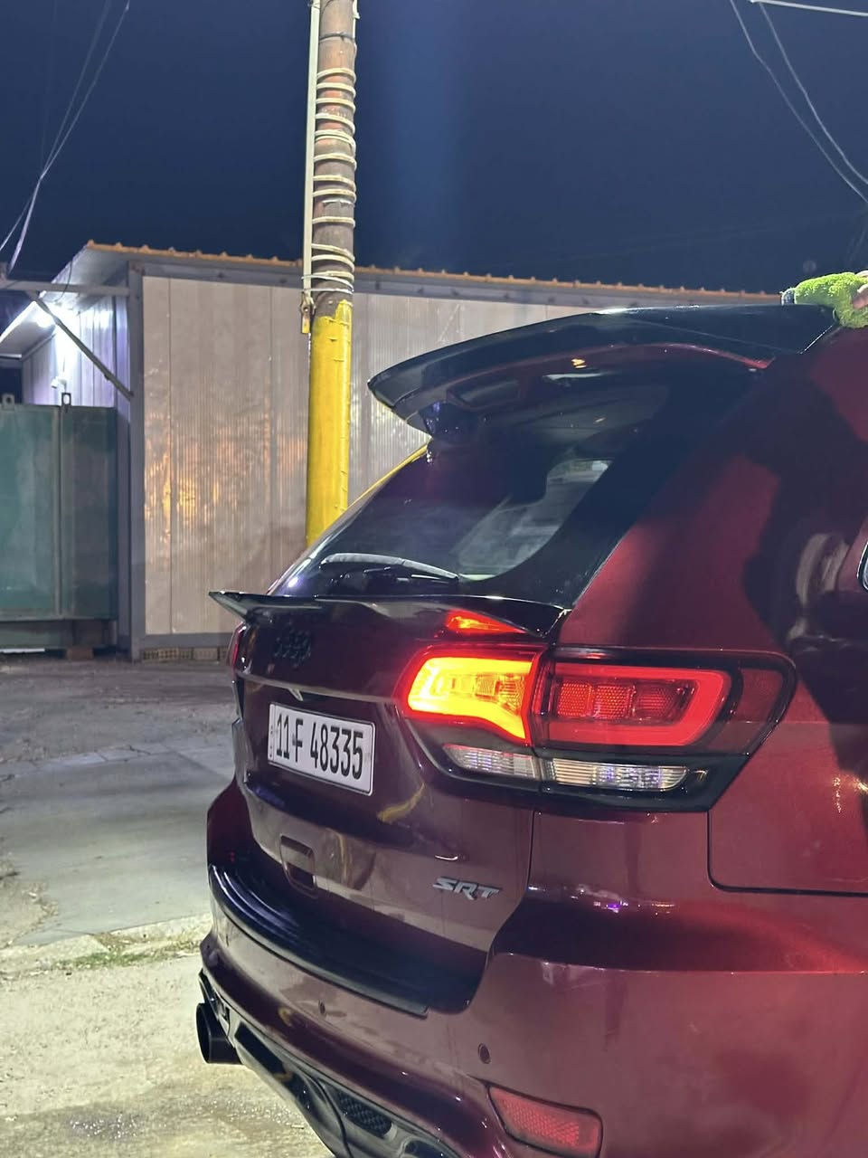 السلام عليكم
جيب SRT اصل 
عليها طابوكه ٥.٧ وباقي التفرعات كلها SRT 
فول مواصفات للأخير فول 
بنوراما 
سقف روز رايز 
رادار امامي 
نقاط عمياء 
كشنات حضن كنتارة
تحكم ستيرن 
شفتات 
فجوج برمبو 
خمس وضعيات قيادة 
وبيها هواي مواصفات بعد 
عليها إضافات مرتبه 
شوته 
وكزوز صوته مرتب 
مكينه كير اكسل كفاله 
السياره بدون صبغ فقط دعامية فقط وبيها بارد بالباب وبارد بالجنطه واثر بالقماره مال تغليف جان عليها تغليف لون اسود انشال وبقه اثر بالقماره 
سيارة رقمها بغداد تحويل مباشر 
مكاني بغداد سعرها 215وبيها مجال ترهم مراوس بشي اقل محتاج فرق 
***********
