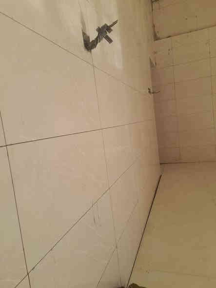 سلام عليكم خلفه سيراميك درجه اوله شغل إيراني تتريس جداري ارضي متفرغ حاليأ ***********
