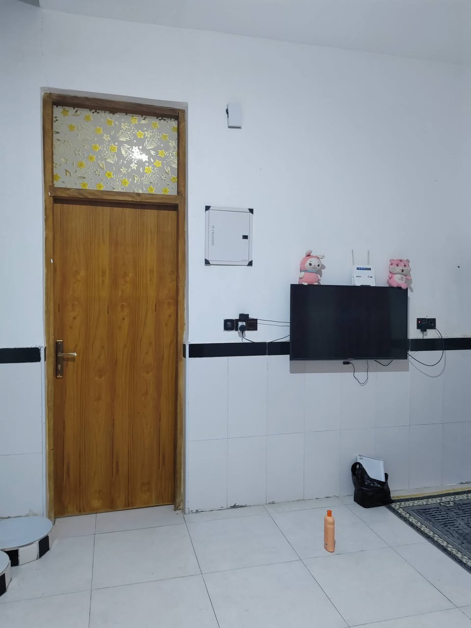 السلام عليكم بيت رقم 200 متر بحي الغدير الثانيه ضهر شارع 30 معامله كامله بناء 2024 صب الاتصال ***********
