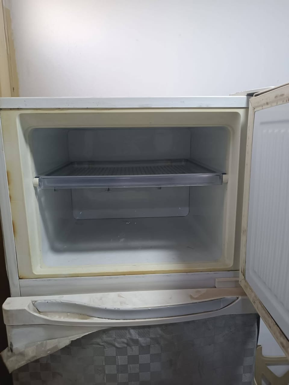 ثلاجة للبيع السعر 75 و بيهة مجال مكانها البراكية
و هذا رقمي  ***********
