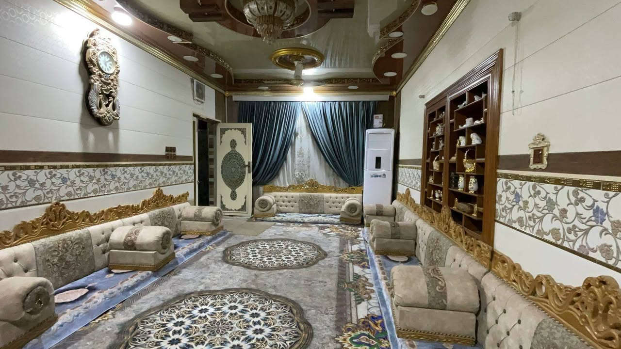 #فرصة_استثمارية
بيت بالذجرية ٢٥٠م ركن طابقين 

الطابق الارضي : براني وغرفتين وصالة ومطبخ وصحيات داخلية وخارجية.

الطابق الفوگ :
معزول بدرج خارجي يحتوي على شقتين كل شقة تحتوي على غرفة وصالة ومطبخ وصحيات.

السعر خاص بناء على رغبة صاحب العقار. 
#للاستفسار اكثر يرجى مراسلة الصفحة او الاتصال على الرقم *********** او زيارة مكتبنا الواقع في : السماوة - حي العسكري - مقابل صيدلية التفاح الاخضر ومجاور صيدلية الاريج .
