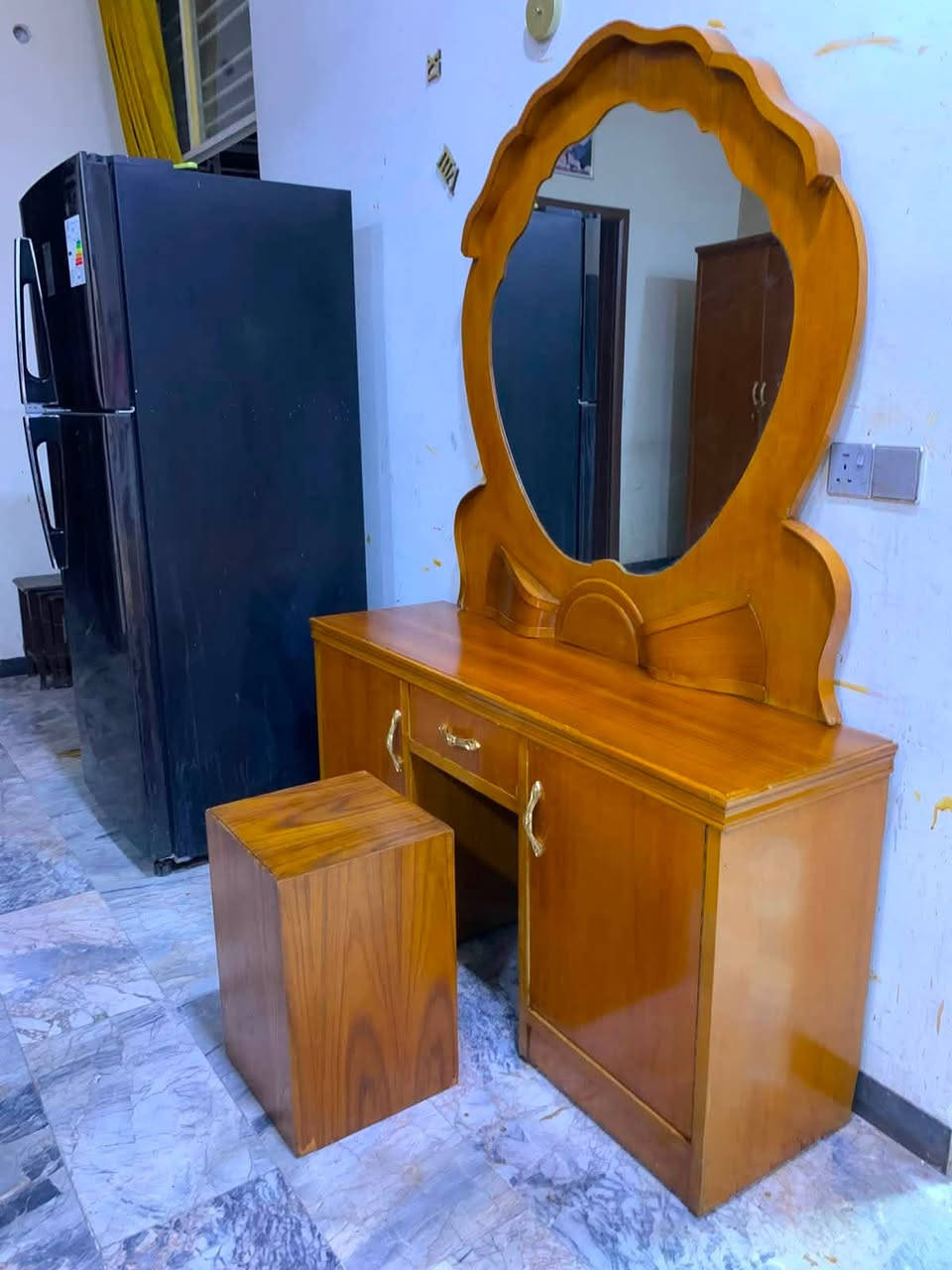 السلام عليكم ورحمه وبركاته من رخصت مدير المحترم  الغرفه نوم سته بيبان ضهر جرجوبه الغرفه حيل ثكيله  صاج تزكام درجه اولى خشب ثقيل داخل وخارج صاج نضافتهه 100‎%‎ اي ضرار مابيه السعر 500 نهايته   السبب البيع انتقال الى مكان اخر رقم هاتف *********** بغداد مكلفه بالنشر اتصال عل رقم فقط
