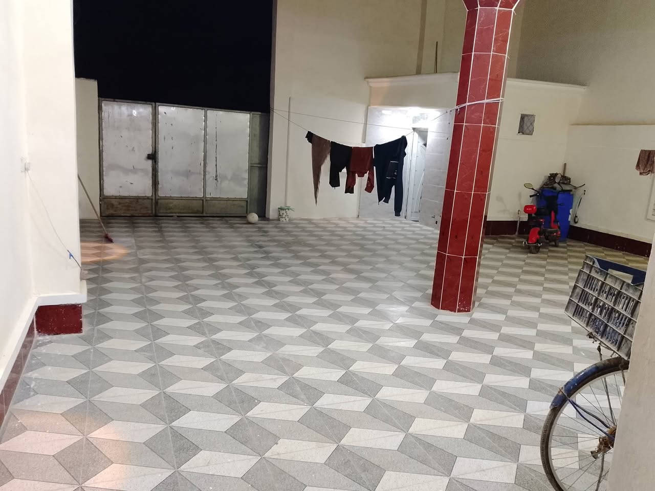 عنوان بيت تجاوز  بيه معامله طابووووو بناء نضيف بحي عمال قرب صالون هديل مساحه 250 متر وسعر 85 مليون وبيه مجال 83 متكون من غرفتين وديوانيه وصاله ومطبخ وبيتونه وصيحات داخل وخارج وطرمه البيت كله سيراميك حتى طرمه واجهه كاملة بيت عماد حمد حنون ورقم ***********
