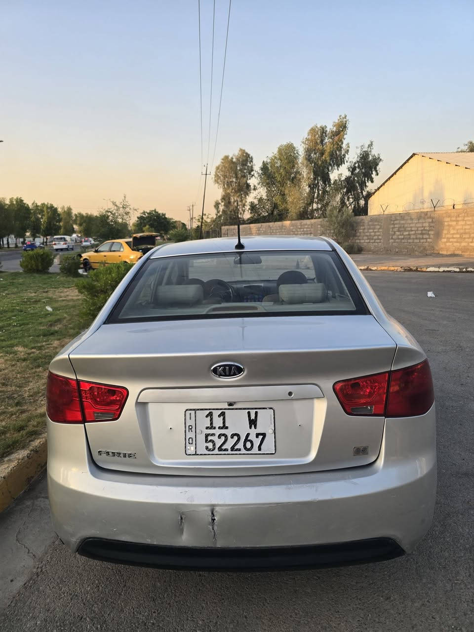 السلام عليكم ....فورتي موديل 2010..الون سلفر
مكينه 2000دوش..بيه منضومه غاز..... 
السياره جازه .كير ومكينه وتبريد ..يعني انسه صرف بانزين.
حادث امريكه الجاملغ الايسر بدايه البدنه ..وبيه جراد البنيد والجاملغ ألايمن الخلفي .بيه ثلاثه او اربع قطع صبغ ...
وبيه كم شغله بسيطه نقص ..
رقم بغداد دولي بسمي . تحويل نباشر ...مواصفات عاديه شاشه
 وكامره كير 6.نمر،..السعر (79$)والشراي يدلل ..
العنوان بغداد الكرخ شهداء السيديه قرب تقاطع درويش 
ولتفاصيل اكثر الاتصال على الرقم.***********...علي..

