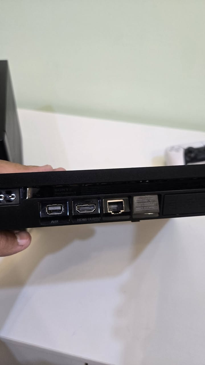 سلام عليكم 

بلايستيشن 4 السلم(اونلاين غير مهكر)
ذاكرة 861GB مو 512GB ركز.
جهاز لوك ما مفتوح نهائياً وافحص بي وين ما تريد كلشي بي شغال.
ملحقات:
UBS 1200VA
 يدة احترافية ويدة بلي فايف تربط على بلي فور. اليدات اثنينهن مابيهن اي مشاكل
السعر 275 بدون معاملة.
بدون UPS
السعر يصير 235 بدون معاملة.
عنواني بغداد شهداء البياع.
***********

