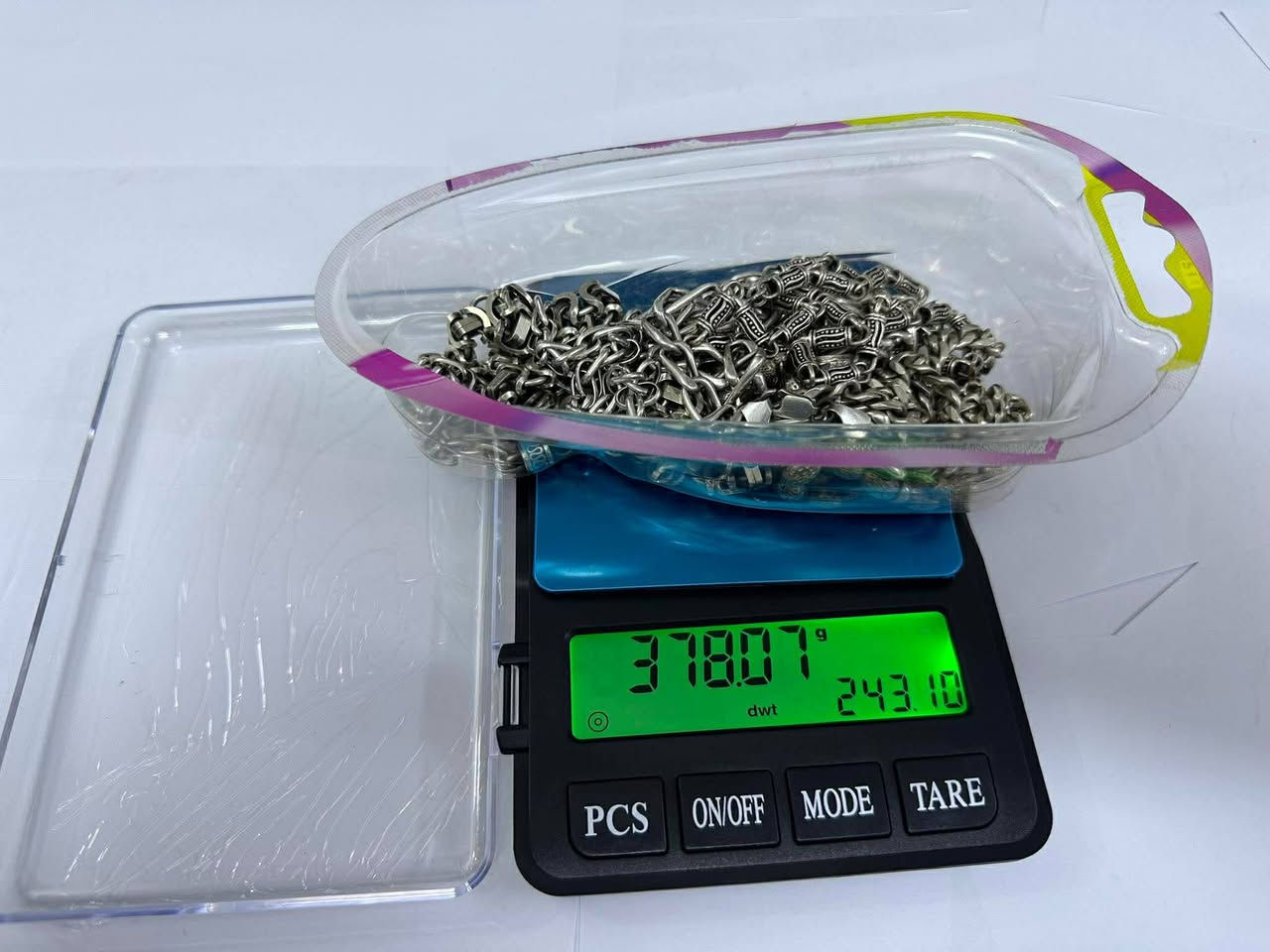 ياالله للبيع شلعه سوارت وسبحه عدد 6 وزنهن 387 اغرام 
سعر الغرام 3500 سوارت نضيفه وصياغه مرتبه
العنوان بغداد العظميه


**إذا كنت صاحب هذا الإعلان وتريد حذفه لأي سبب، رجاءا أرسل رسالة إلى الدعم الفني**