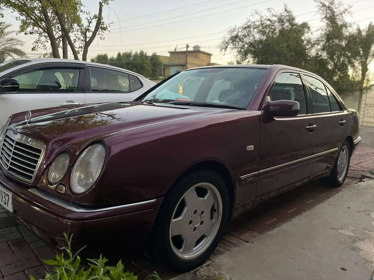سلام عليكم ورحمة الله وبركاته حبايبي الغوالي 
عندي مارسيدس ام عيون موديل 96 حجم 320
سياره جديده وجاهزه اي نقص مابيه رقم بغداد 
الدولي بسمي سياره تخم تاير ويل كب اصلي AMG
محرك خراطيم برده خلفيه كهرباء تبريد قطعتين ثلج 
داخله لوك كهرباء منضومت زينون اصليه سياره جاهزة 
سلايت طكتين صاج ملكي اول صبغه اله اثر جراد 
بيع او مراوس حسب القناعه مكاني بغداد الدورة 
الاستفسار اكثر هاذا رقمي ***********
