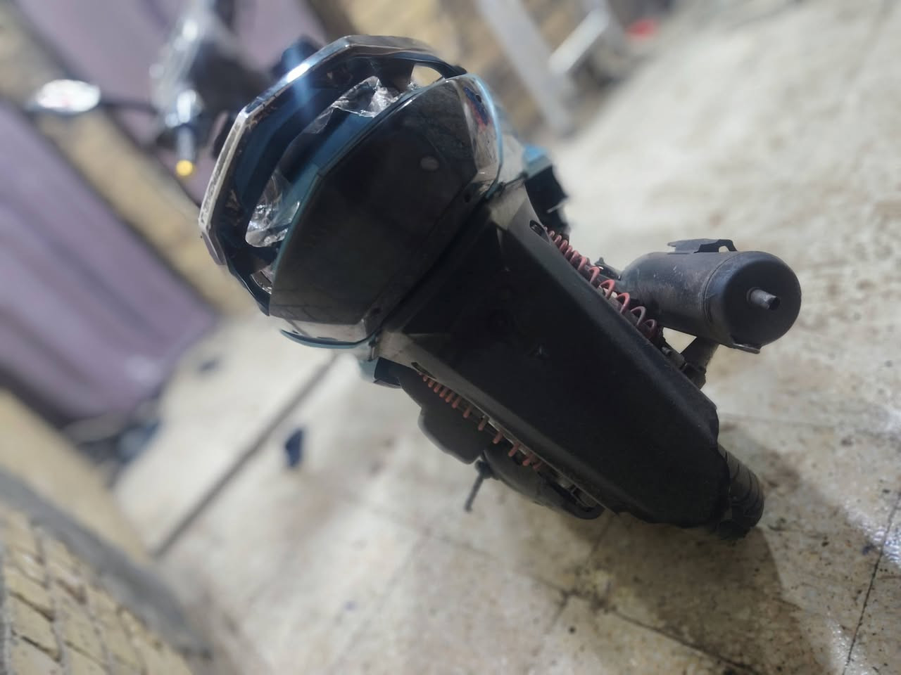 السلام عليكم هاي دراجة سكنس فحل كهربائيات كلهة شغالة نكرة سلف ⚡
اكفلك المكينة من البرغي للبرغي 🔩
كفرات نفس ما جاي تشوف 🎭
السعر 500 الف 
مكاني (بغداد) 
البلديات‌✨
الرقم: ***********
ادخل خاص و كل الهلة بيك
