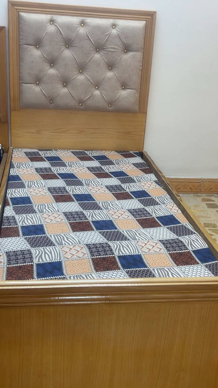 غرف شبابيه صاج داخل وخارج بالاضافه الى خشب ااسنديان الي يكون اغلى من الصاج توصا شغل تكمه ضمان العمر 
كنتور اربع بوب سلايت ملحق عمق 70ارتفاع 250سرير كبير وميز مرايه ضخم وجرارات كبيره 
وكنتور بابيت ثلاث طوابق ملحق داخلي وسرير الاسعار الكبيره 750وسعرها السابق 1250
والقطعتين الثانيه 500وسعرها السابق 750
وبيهن مجال 
***********
