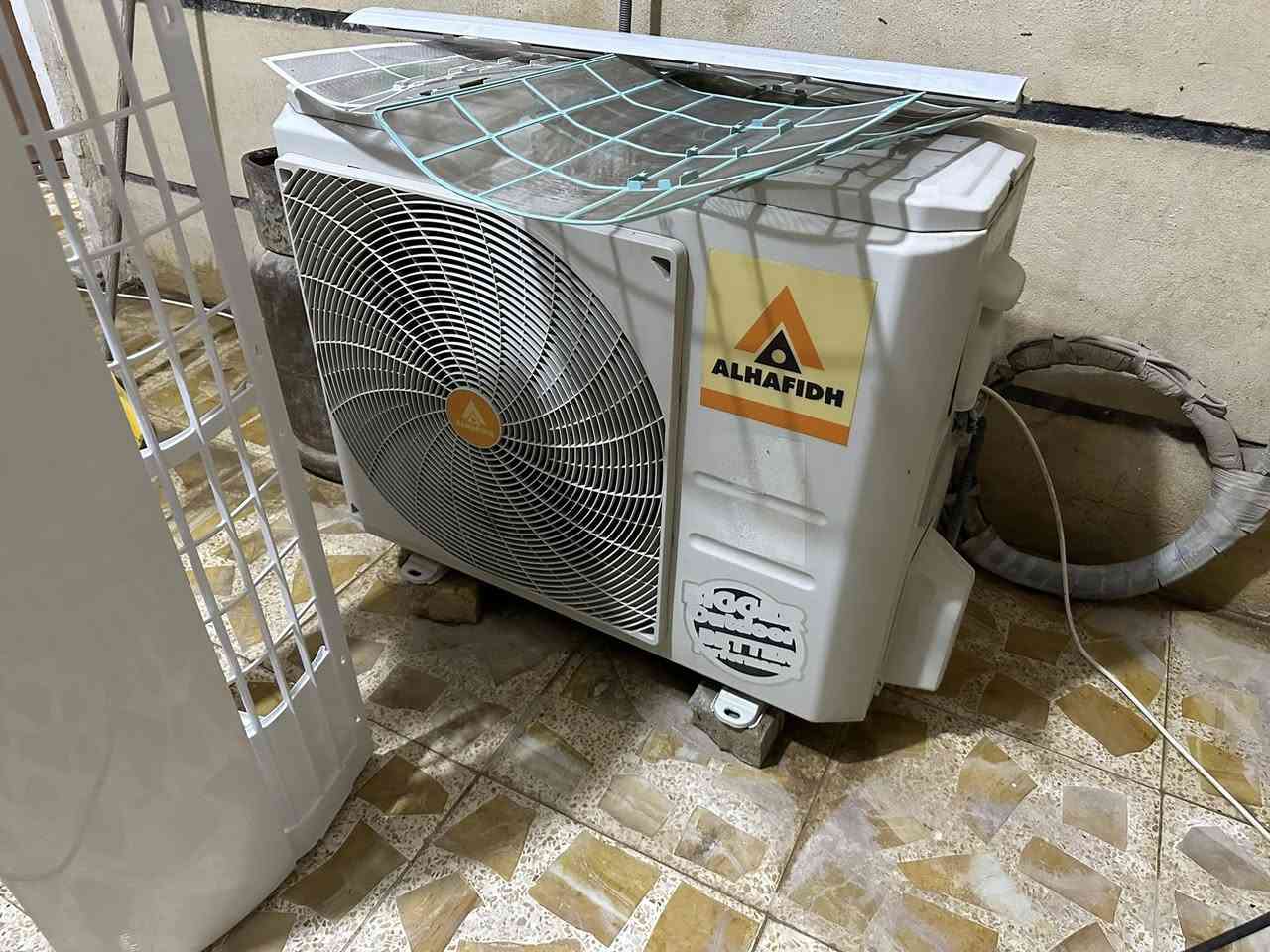 التنظيف عندنا مو مجرد غسيل فلاتر.. التنظيف في ورشة الوارث هندسة ودقة! 📐❄️
لأن الأتربة والأوساخ المتراكمة بالداخل تخنق السبلت وتقلل كفاءته، كادرنا الفني ينظف القطع الداخلية والخارجية بدقة متناهية:
✅ تنظيف عميق للمبخر (Evaporator) والراديتر لإزالة الطفيليات والأتربة المستعصية.
✅ تسليك مجاري التصريف لضمان عدم انسدادها أو تنقيط الماء بالداخل.
✅ استخدام مواد آمنة وأجهزة غسيل متطورة تحمي زعانف الألمنيوم (Fins) من التلف.
نتيجتنا؟ هواء نقي 100%، دفع قوي جداً، وتبريد ثلج يريح الكومبريسر ويقلل صرف الكهرباء. ⚡🥶
⚙️ الوارث للتبريد.. جودة التفاصيل واللمسة الهندية المضمونة!
📞 للحجز والاستفسار: *********** | ***********
📍 واسط - الكوت - شارع دور العمال.
