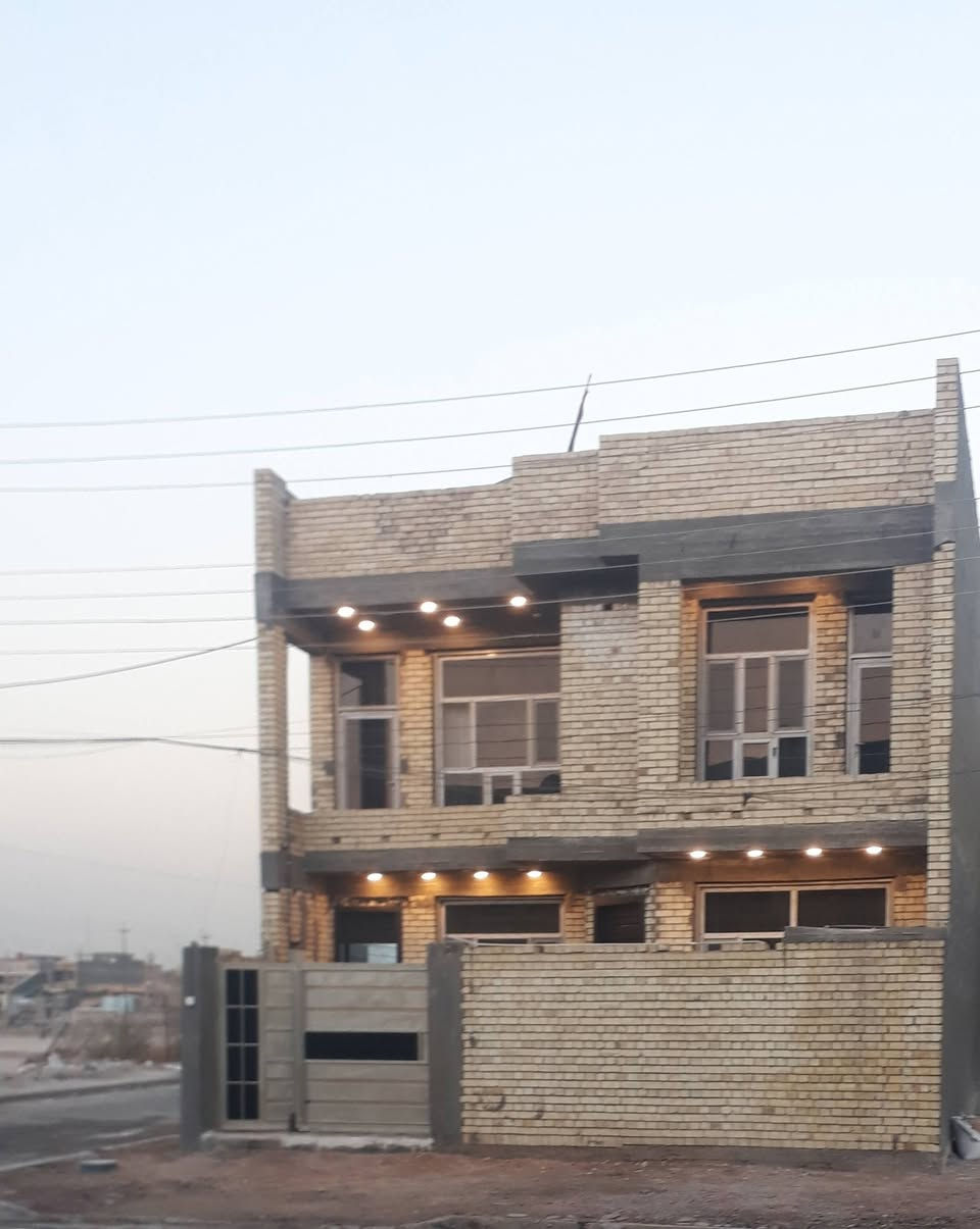 السلام عليكم... 
عقار للبيع طابقين الموقع على شارع 20... المحموديه... حي السلام خلف جامع مائدة الرحمن ركن على شارعين المساحة ١٥٧م طابو صرف سنة البناء ٢٠٢٣ يحتوي على اربع غرف نوم ...ويحتوي على فضله في المساحة لكونه ركن الواجهة ٩م والنزال ١٧ ونص للاستفسار أكثر الاتصال على ه‍ ***********//*********** موقع الدار موضح على الخارطة
