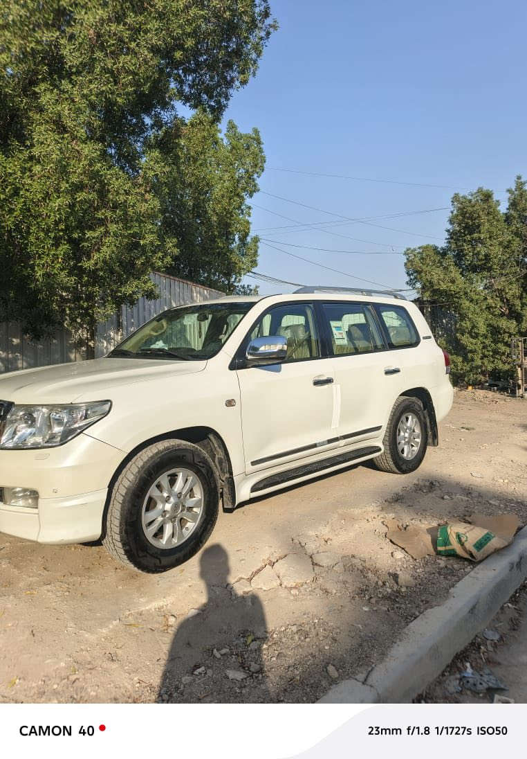 السلام عليكم لاندكروز موديل 2011 ستينيه اصلي لون ابيض مكفوله عدا الدعامية الاماميه مصبوغه رقم واسط دولي ماشيه 177 الف صيانه كامله دهن شركه وباتري جديد ودجه كير شركه واذانين محرك شركه وبلبرن امامي ايمن شركه إضافه إلى ادامه كامله كشن بقلاوه وكشن السائق كهربائي للبيع بسعر 320 ورقه او مراوس باحدث ونتفق ع فرق مكان السياره بغداد شارع فلسطين ماتحصل سياره بنضافتها وكلشي موجود بلسوك للتواصل *********** وشكرا لكم
