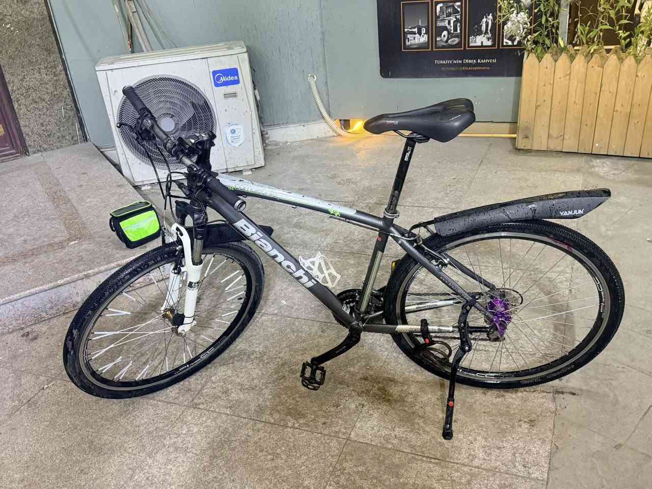 إسلام عليكم رمضان كريم لبايك لبييع  من ماركت Bianchi تايلندي 🇮🇹
ألمنيوم بل كامل  وزنه13 كيلو دبل امامي شغال لبايك ما ناقصه اي شي   حجم  29   مديم           فريم 50لبايك مال مسافات بعيده   كير امامي 3خلفي 9 مزود بطيخه طرب  زاد عداد سرعه   مكاني كراده  ليحب يعرف سعر يتصل باي وكت  ***********
