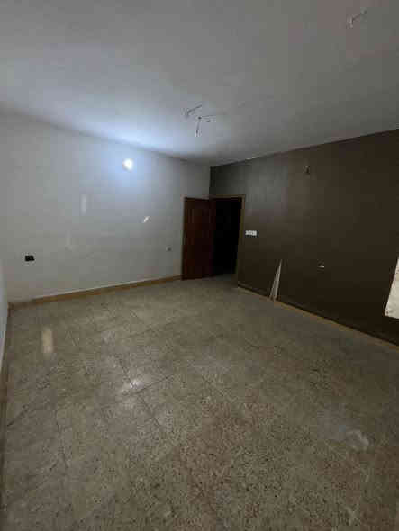 🔶 للإيجار في منطقة السيدية 🔶

📍 شقة طابق أول
تتكون من:
 • غرفتين نوم
 • صالة
 • مطبخ
 • خدمات

✔️ مناسبة للطالبات أو لعائلة
💵 الإيجار: 600 ألف

للاستفسار والمراجعة:
🏢 مكتب البيت الملكي للاستثمار العقاري
السيدية – مقابل جامع شاكر عبود

📞 ***********
