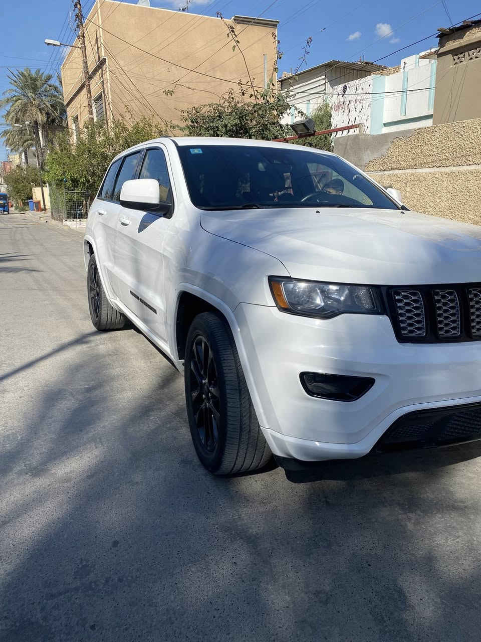 السلام عليكم 
لبيع جيب كراند شيروكي 
موديل ٢٠٢١ أللون ابيض 
ماشية ٣٢ ميل 
السيارة جديدة واحلة من الصور
الضرر موضح بصور بدون دواخل 
بسمي الرقم الجديد دبل بصمة 
السيارة بدون فتحة مكان السيارة بغداد الشعب لتواصل على الرقم ( ***********)
