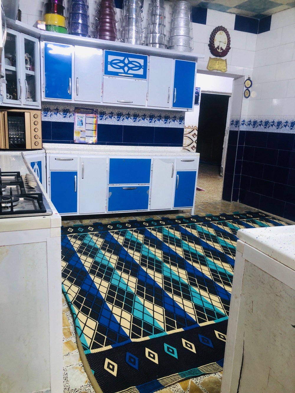 بيت للبيع مساحه 200 متر الطابق الاول يحتوي على (استقبال ،مطبخ +مطبخ حراري، غرف نوم عدد 2 ، صاله وحمامات داخليه وخارجيه ،مخزن+محل)
الطابق الثاني يحتوي على 
(غرف نوم عدد 4 ،صاله،حمام ، بلكونه جميله)
مكان المنزل ميسان حي الامام صادق للستفسار اتصل على هذا رقم*********** متواجد خط + واتساب
