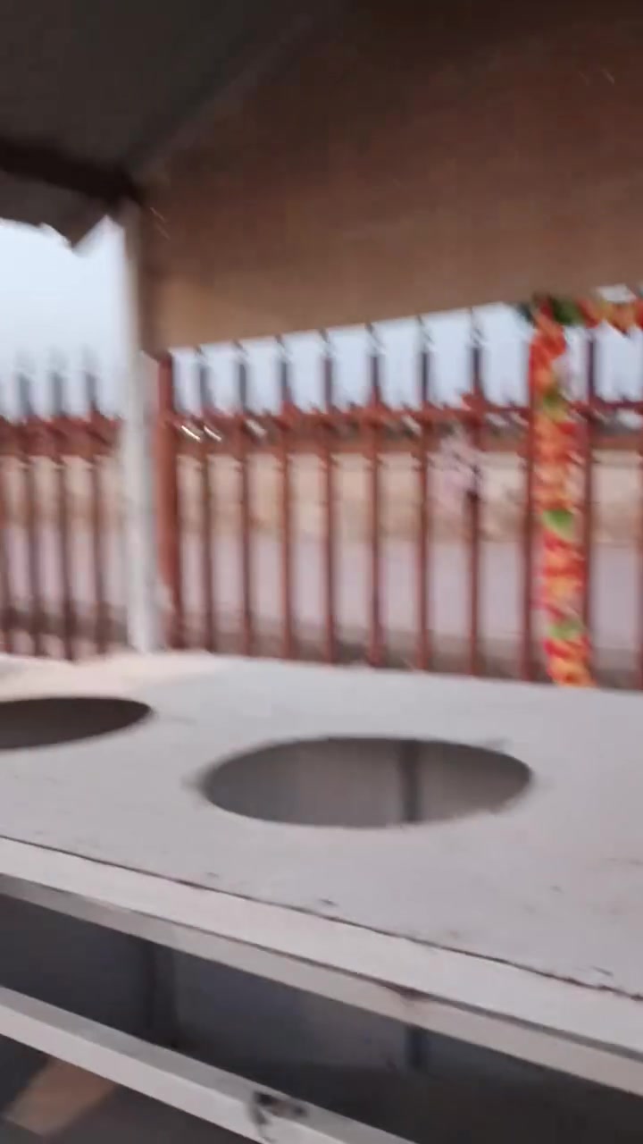 للبيع نظيفة مع ٣ مشاعل موجودات السعر  ٤٠٠ وبيها مجال حديد ثقيل وشغل درجة اولي ترهم لكلشي للتواصل ***********

