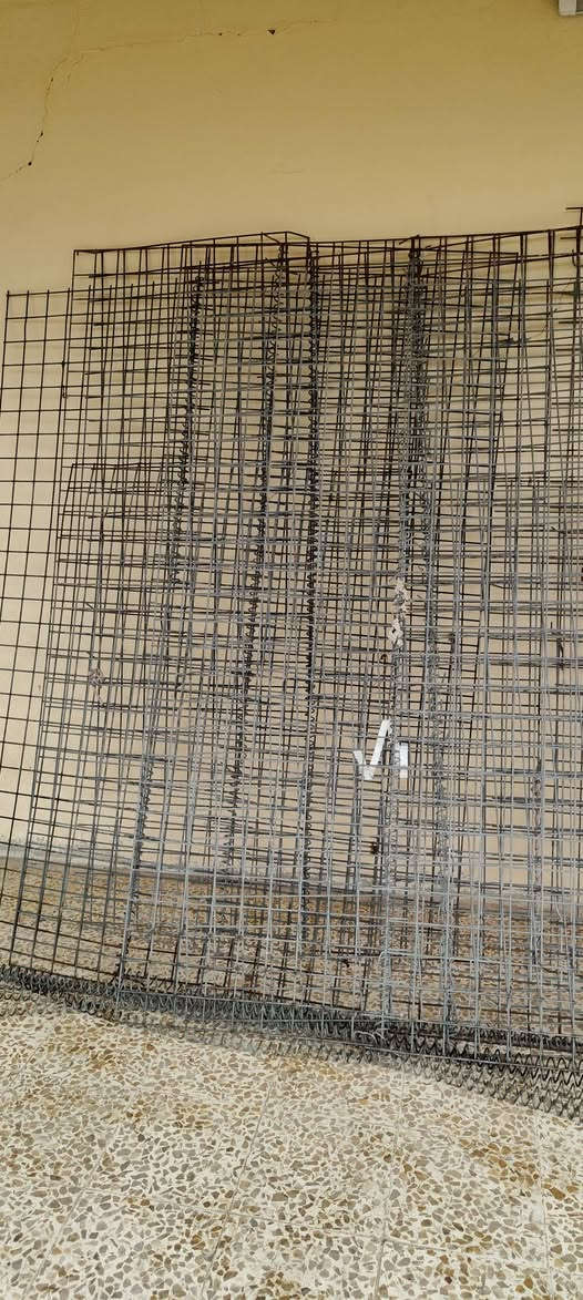 السلام عليكم 
يوجد سيم حديد ثقيل 17قطعة 
ارتفاع 2مترين والطول 17متر للكل
اابيع شلع السعر 200الف قفل
