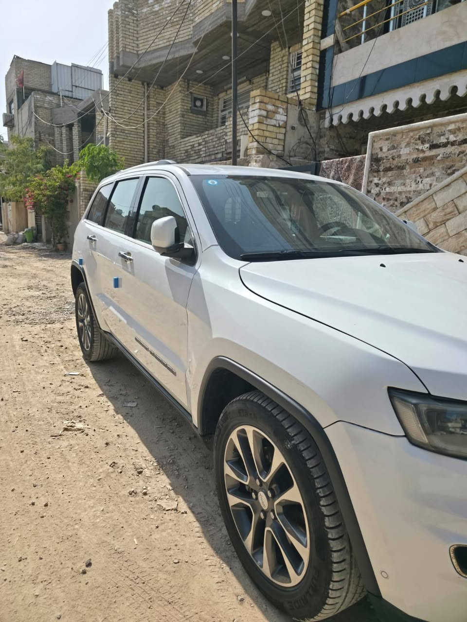 السلام عليكم .. للبيع مستعجل
للبيع جيب ٢٠١٨ خليجي لمتد بلاص  
حادثها موضح بلسونار
مواصفات ١/١
سيارة جداً نظيفة 
رقم بغداد انكليزي باسمي
المواصفات :-
١- بصمة تشغيل + ابوب 
٢-فتحة ( بنوراما )
٣-شاشة كبيرة +شاشات خلفية + دمام خلفي بلادي
٤- فور ويل ( ماوس ) 
٥-فول تحكم ستيرن 
٦- شفتات ستيرن 
٧- كامرة + حساسات + رادار خلفي
٨-دبل هوك امامي وهوك خلفي
٩-لايت لد امامي +بخاخات غسيل مازدات
١٠- محرك ٦ سلندر 
١١- ماشية ٦٦ الف 
وباقي المواصفات المعروفة للجيب 
عنواني بغداد الشعب
مستعجل ع بيعتها  ب ٢٤٠
بأسمي
***********
