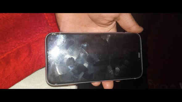 ايفون 11عادي بطاريه 76 الشاشه بيهه ضربه كلش خفيفه عارضه ب 225وبي مجال رقم ***********موجود بس واتساب
