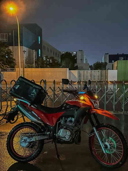 السلام عليكم.

لانسون قفاز مديل 2022 مخزن وطالع ب 2025 
دراجه ماشية 14 الف 
نضيفة كلش ومرتبة وخاف عليها ومعتني بيها دهن كلة لكمويلي دراجه مرتبة كلش سنوية بأسمي 
بيها ملاحضه بسيطه الدرع مالتها معوج وهاهية كفالة من تاير ل تاير.
راديها ب مليونين وبيها مجال 

للتواصل ***********
