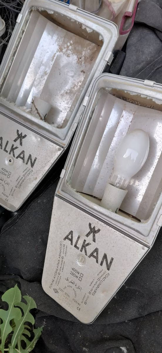 كشافات شوارع مستخدمة من النوع (Alkan بقدرة 250-400 واط) المصنع تركيا 
شغالات واحد بيه لمبه سعر ٣٠ الف والبدون لمبه ٢٠ [كربلاء حي العباس *********** كربلاء, العراق
