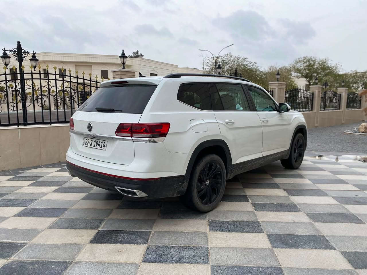 يالله
السلام عليكم 
للبيع – Volkswagen Atlas SE 2023
فولكس واكن اطلس فاملي فول مواصفات
 (عدا الفتحة)
سيارة عائلية قوية، مريحة، ونظيفة جداً
⚙️ المواصفات:
 • محرك 2.0 تيربو اقتصادي
 • دفع أمامي
 • تشغيل بصمة + تشغيل عن بُعد
 • شاشة كبيرة تدعم Apple CarPlay و Android Auto
 • 7 مقاعد – 3 صفوف
 • جلد قرميدي فاخر
 • تبريد ثلاثي + تحكم كهربائي بالمقاعد
 • جنوط رياضية 20 إنج أسود
 • أضوية LED كاملة
 • كاميرا خلفية + حساسات أمامي وخلفي
 • نظام النقطة العمياء
 • تحذير اصطدام + كبح تلقائي
 • مثبت سرعة ذكي (Adaptive Cruise Control)
 • نظام مراقبة المسار
 • باب خلفي كهربائي يُفتح بحركة القدم
📌 ملاحظة: حادث خفيف (صبغ بند فقط) موضح بالصور
📍 رقم أربيل
📍 السيارة موجودة بغداد

💰 السعر 235$

📞 للاستفسار: ‭***********‬
