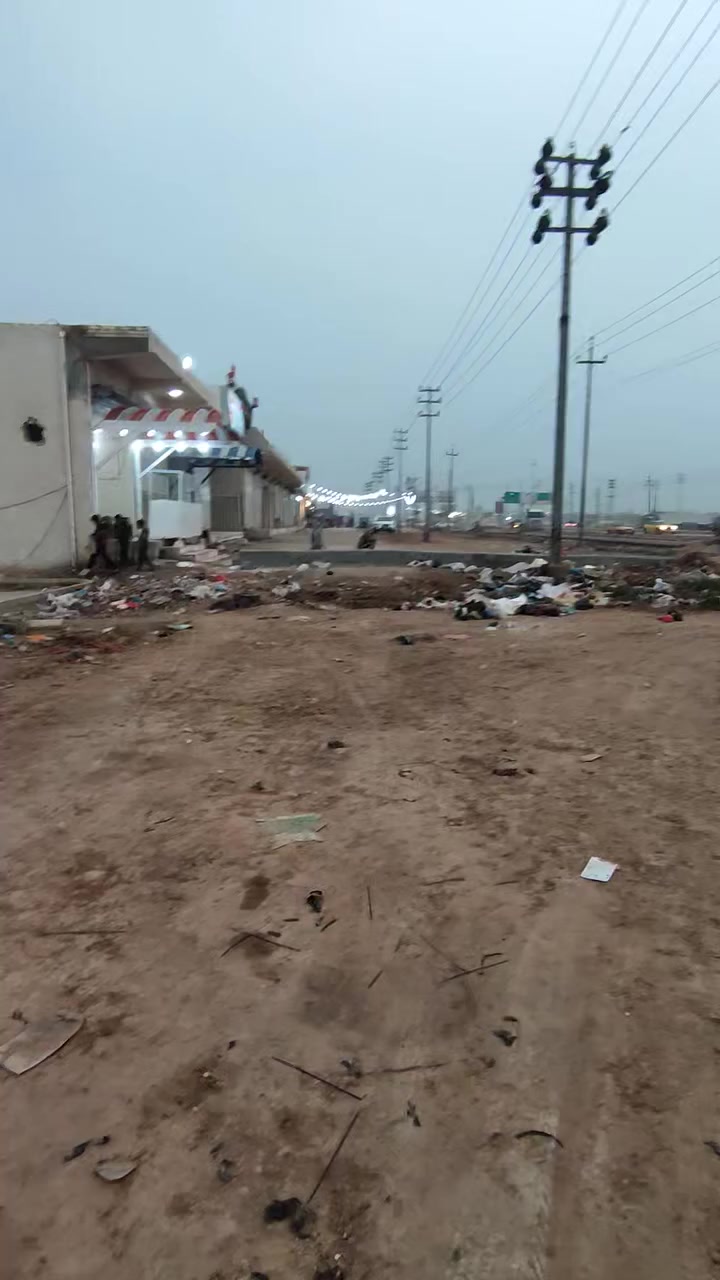 بسم الله الرحمن الرحيم 
السلام عليكم 
دار للبيع مساحه (450 متر ) 
ميسان حي المصطفى قرب علوه الحبوب الجديده . متوفر كافه الخدمات في المنطقه للاستفسار الاتصال
***********
