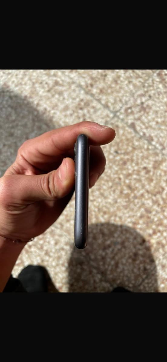 سلام عليكم جهاز ايفون 11عادي شرق اوسط جهاز ممفتوح وتر بروف 
بطارية🔋75
الذاكرة128🔥
الجهاز خير من الله كلة شغال 
رايدة مراوس شعدك ايفون حسب القناعة. 
***********
