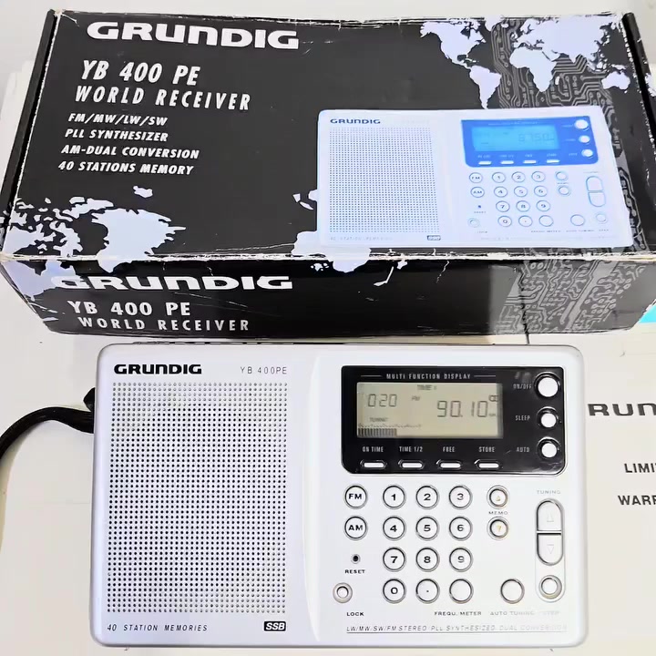 Grundig YB-400PE الألمانية يتميز باستقبال قوي للمحطات المحلية والعالمية وجودة صوت واضحة

الموديل Grundig YB-40OPE النوع راديو محمول متعدد الموجات World Receiver 
دعم الموجات FM من 87.5 إلى 108 ميغاهرت
 يدعم AM/MW من 520 إلى 1710 کیلو هرتز
 يدعم LW من 144 إلى 351 کیلو هرتز يدعم الموجة القصيرة SW من 1.6 إلى 30 ميغاهرتز نظام ضبط رقمي PLL Synthesized يدعم خاصية SSB لاستقبال الاتصالات اللاسلكية 
ذاكرة تخزين حتى 40 محطة مفضلة شاشة رقمية تعرض التردد والوقت ساعة رقمية مع منبه ومؤقت نوم بحث تلقائي عن المحطات مدخل سماعات رأس 3.5 مم مدخل هوائي خارجي لتحسين الاستقبال يعمل على 6 بطاريات AA أو محول كهرباء 9 فولت حجم الجهاز تقریبا 20 × 12 × 3.8 سم الوزن حوالي 600 غرام
للاستفسار مراسله الصفحه
***********

